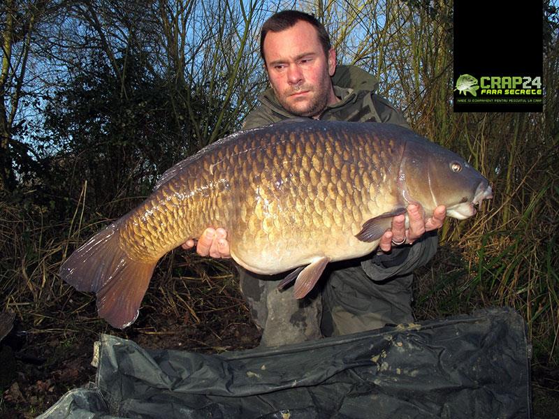 Continuare  - ian-merriott-cu-un-crap-comun-de-aproape-13-kg-pescuit-la-boiliesuri-de-11mm-.jpg